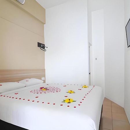 Guest House Nozz Semarang Buitenkant foto