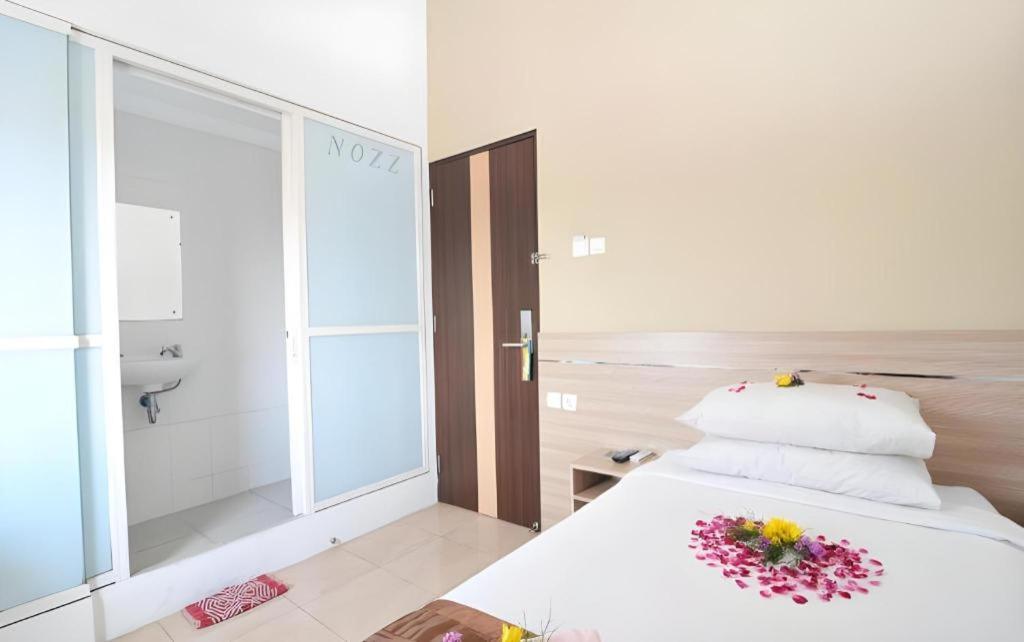 Guest House Nozz Semarang Buitenkant foto