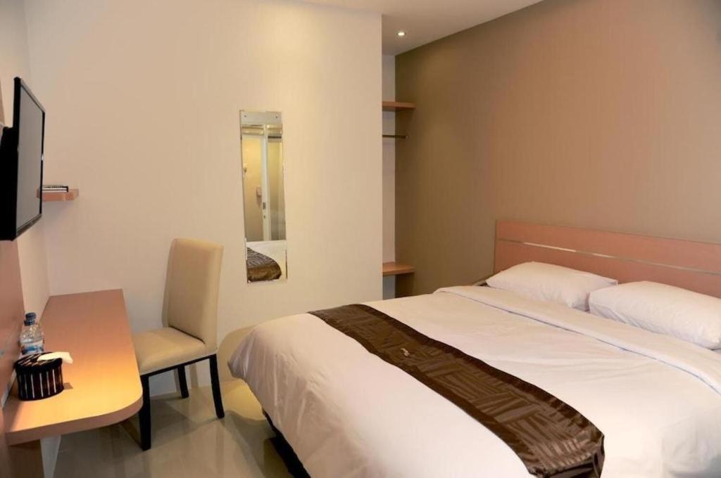 Guest House Nozz Semarang Buitenkant foto