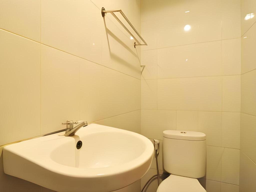 Guest House Nozz Semarang Buitenkant foto