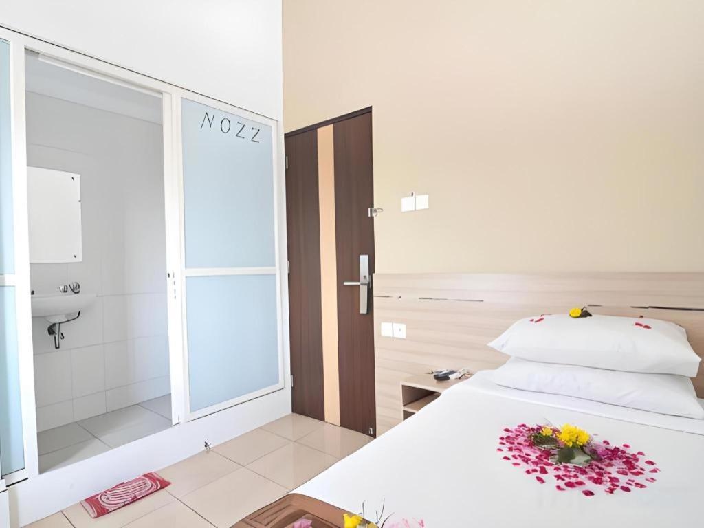 Guest House Nozz Semarang Buitenkant foto