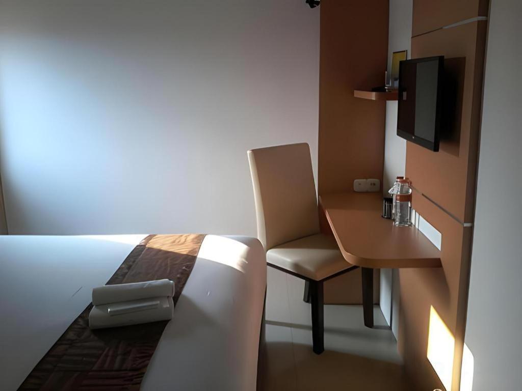 Guest House Nozz Semarang Buitenkant foto